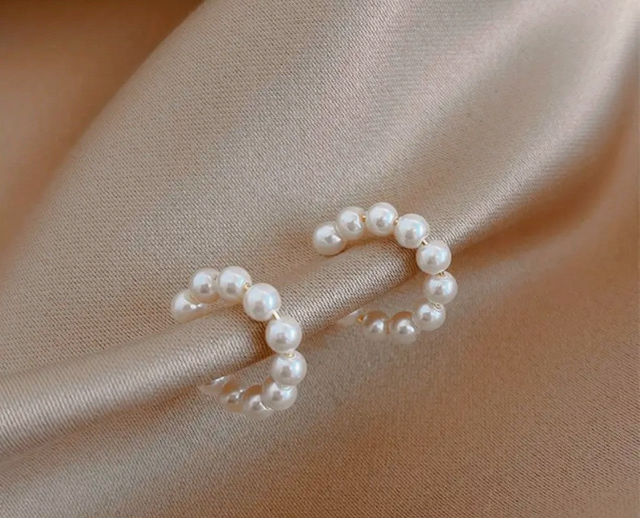 Mini pearls earcuff